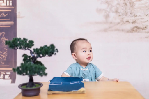 新沂怀孕肚子中间凹两边凸